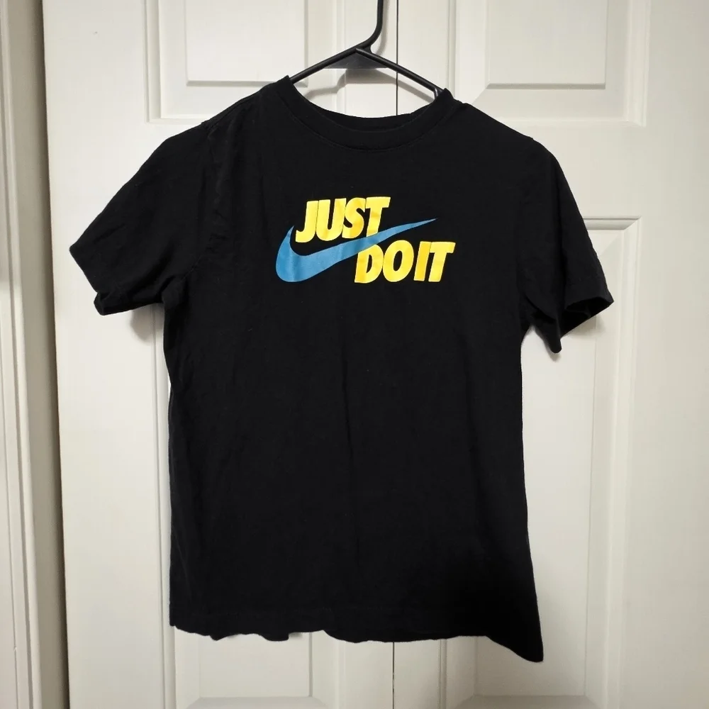 The Nike Tee Kids Size Large